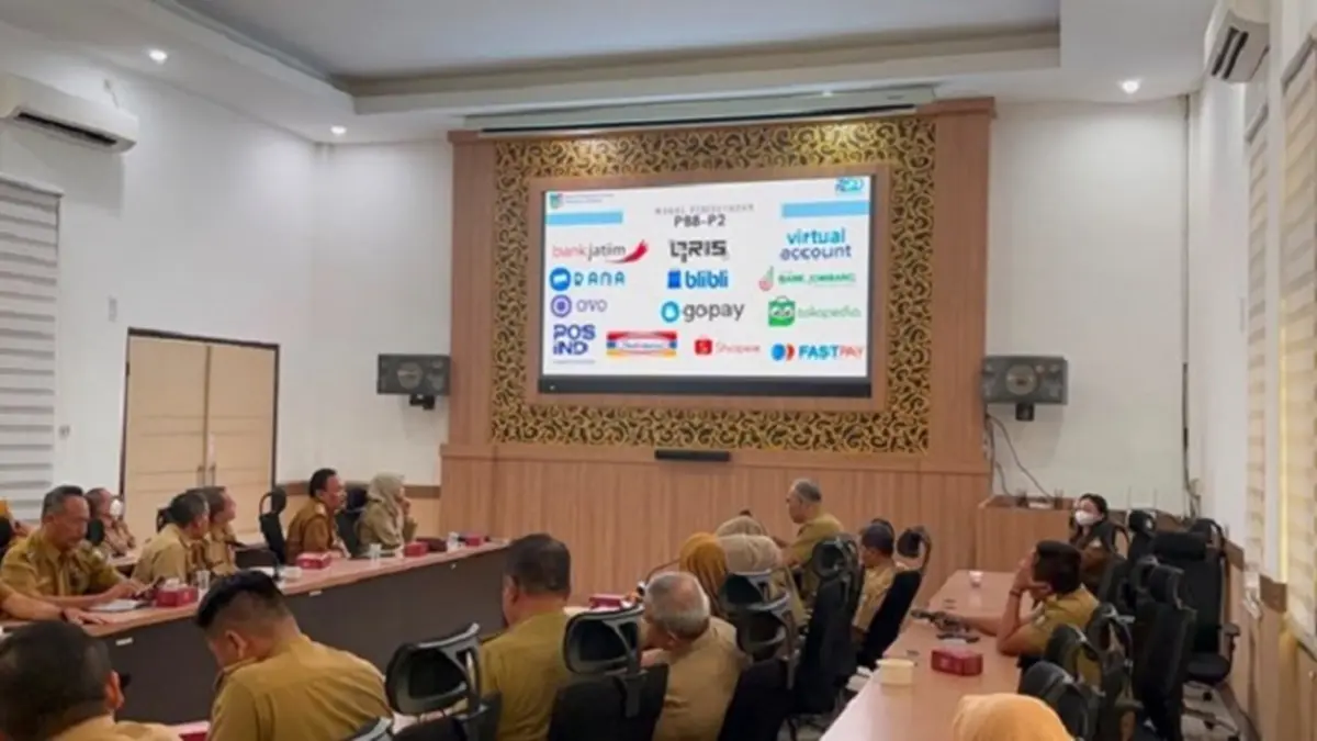 SERIUS: Bupati Jombang Warsubi memimpin monev PBB-P2 di Ruang Swagata Pendopo Kabupaten Jombang, Selasa (30/6). (Ainul Hafidz/Radar Jombang)