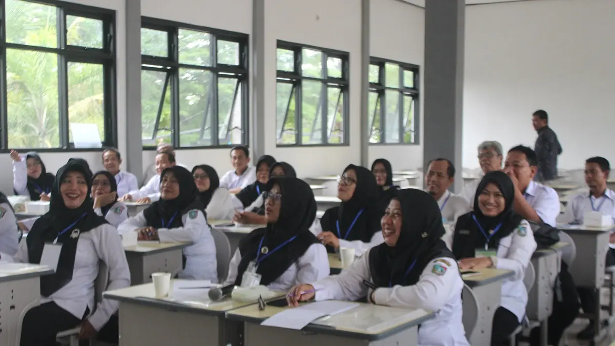 SERIUS: Calon kepala sekolah saat mengikuti bimbingan teknis di SMPN 1 Jombang 2025. (Wenny Rosalina/Radar Jombang)