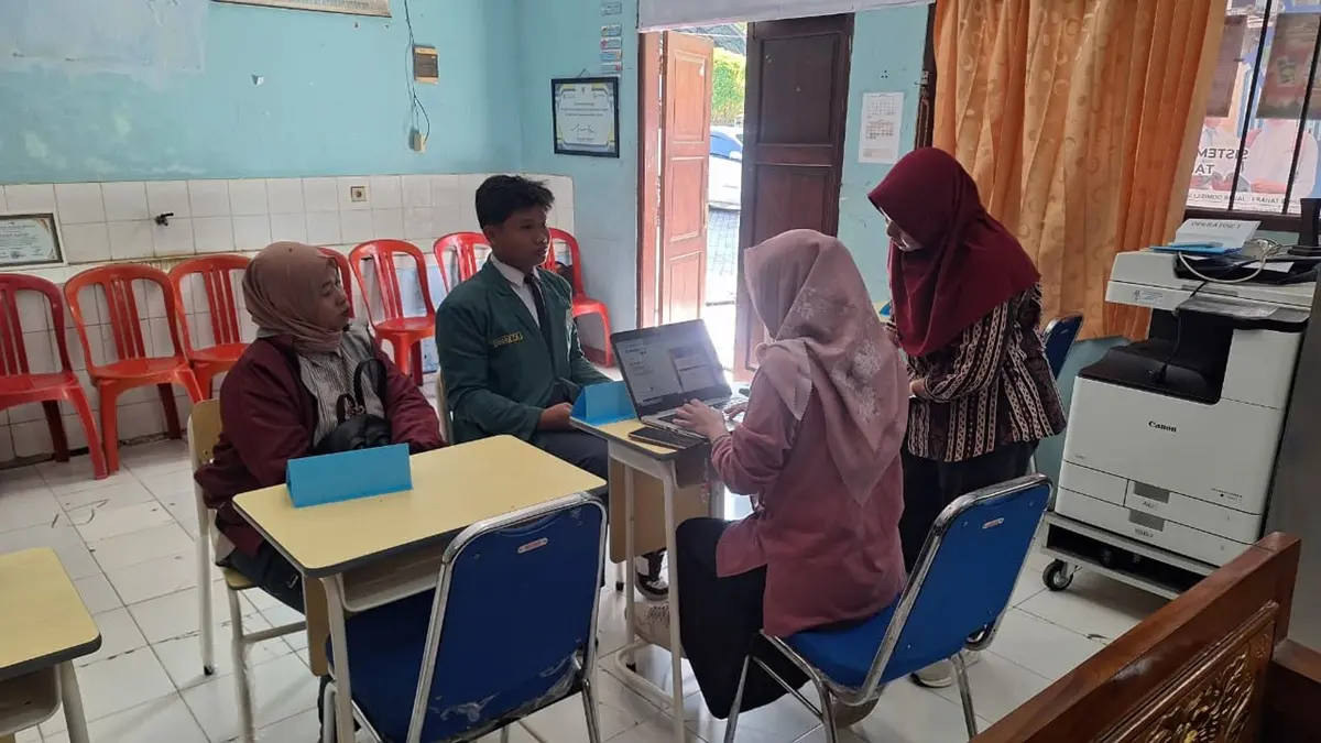 TERTIB: Pelayanan SPMB di SMAN Kabuh, Jombang, (1/7). (Wenny Rosalina/Radar Jombang)
