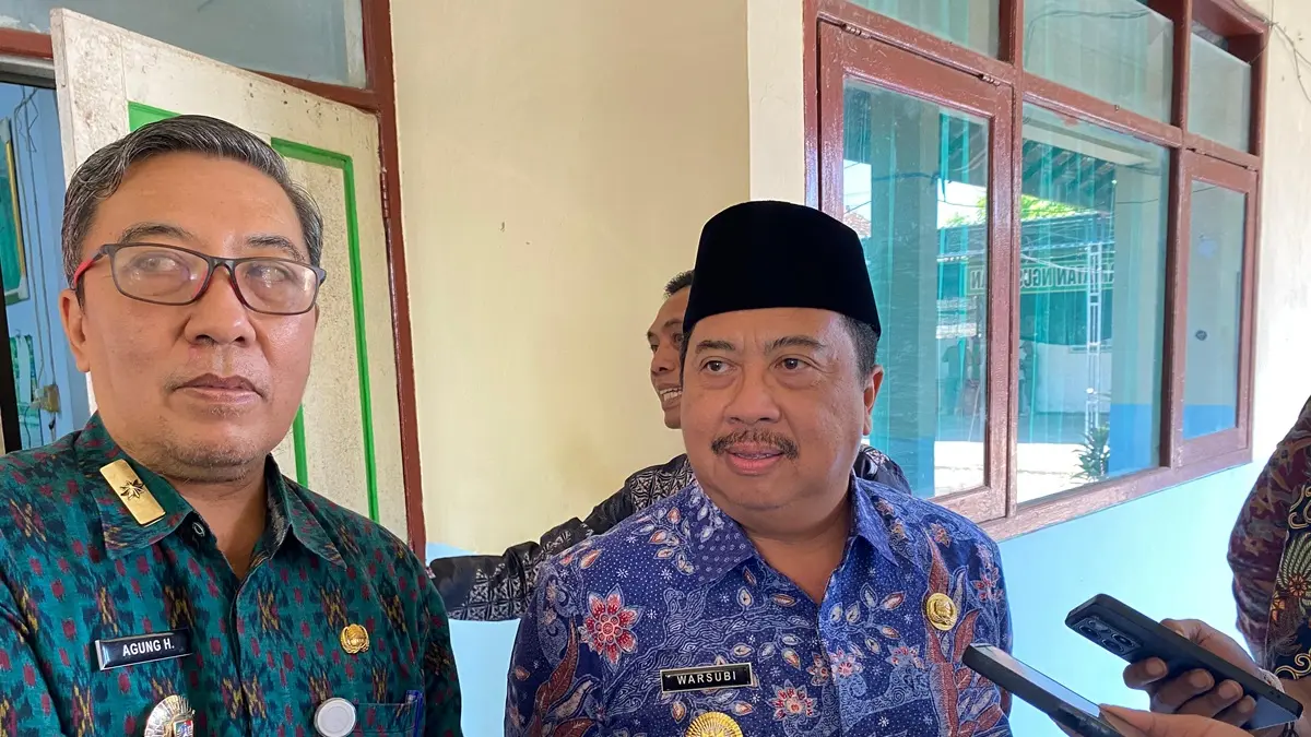 BERI PENJELASAN: Bupati Jombang Warsubi memberikan penjelasan terkait progres Sekolah Rakyat, (2/7). (Anggi Fridianto/Radar Jombang)