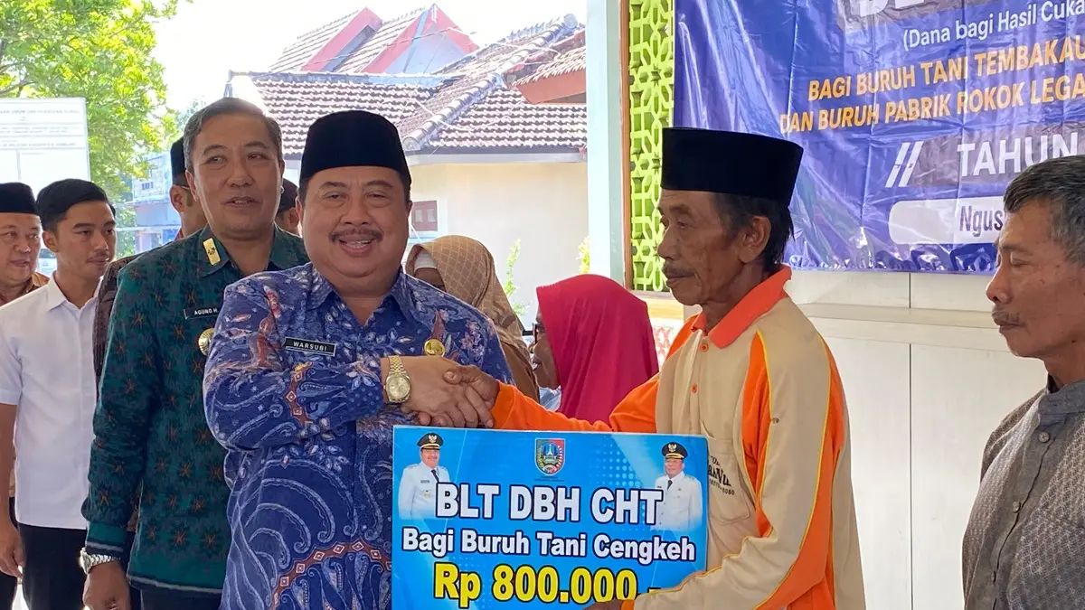 BERMANFAAT: Kepala Dinas Sosial Jombang Agung Hariadi, mendampingi Bupati Jombang Warsubi menyalurkan Bantuan Langsung Tunai Dana Bagi Hasil Cukai Hasil Tembakau di Pendopo Kecamatan Ngusikan, Kamis (2/7). (Anggi Fridianto/Radar Jombang)