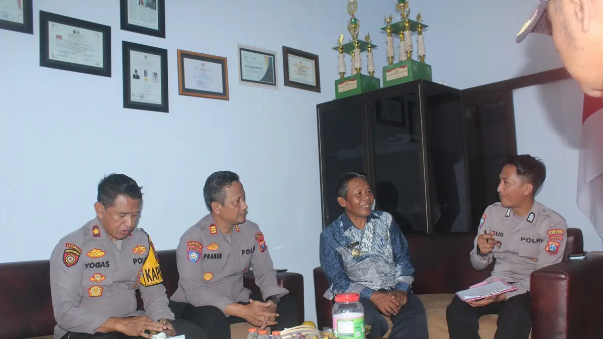 KROSCEK: Kasat Binmas AKP Pranan Edi, Kapolsek Kompol Yogas dan Kades Gambiran, Jupri, saat penilaian lomba Desa Peduli Kamtibmas, Jumat (26/6). (Rojiful Mamduh/Radar Jombang)