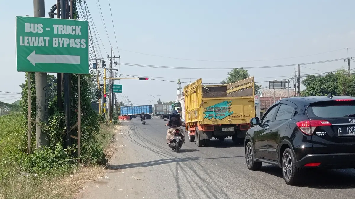 MENYALA: TL di Simpang Ring Road Mojoagung, Jombang yang mulai difungsikan. (Ainul Hafidz/Radar Jombang)