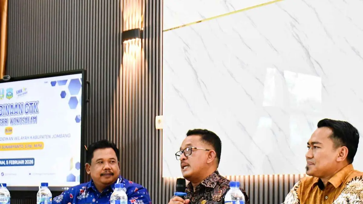 MENYIMAK: Guru SMAN 2 Jombang, Nine Adien Maulana, mengikuti webinar yang digelar Cabdindik Jombang. (Wenny Rosalina/Radar Jombang)