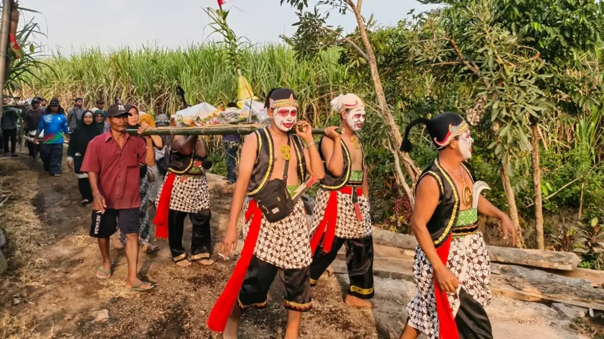 MERIAH: Warga Dusun Sumberbeji Desa Kesamben, Kecamatan Ngoro, Jombang menggelar kirab budaya di kawasan Petirtaan Sumberbeji pada Minggu (29/6). (Anggi Fridianto/Radar Jombang)