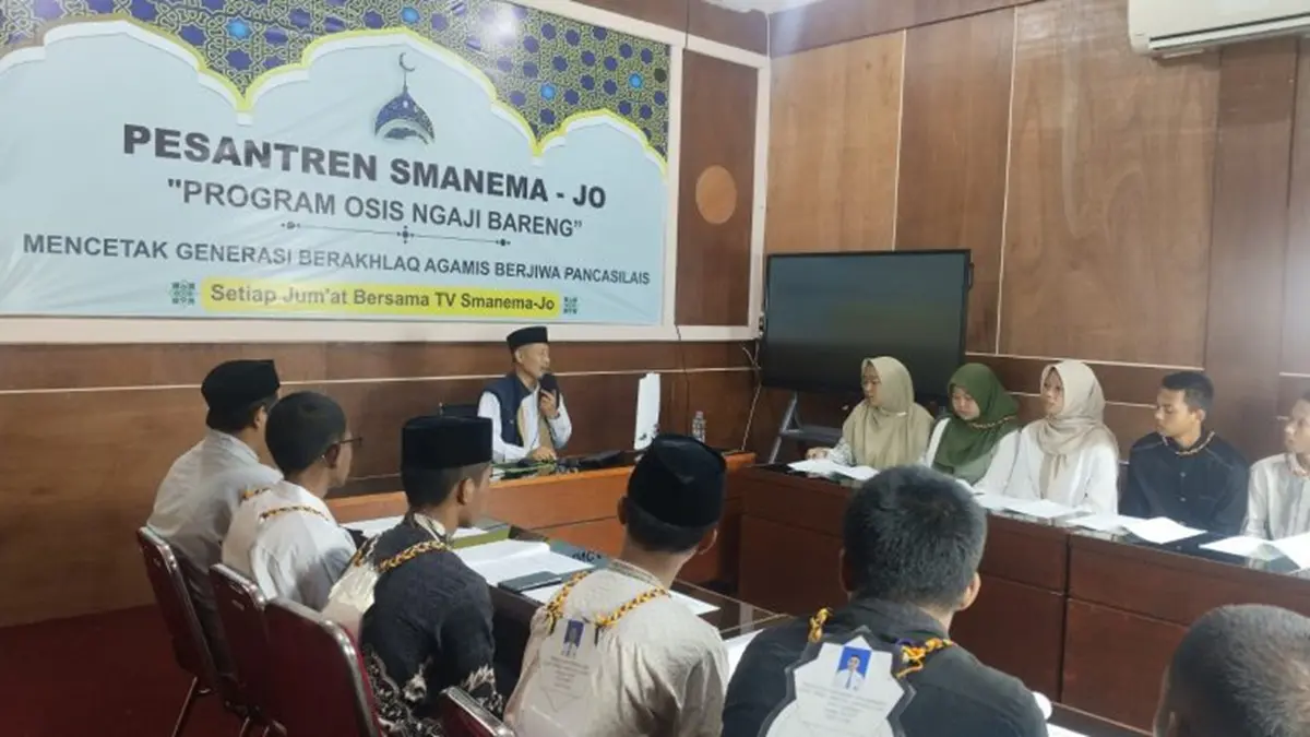 PURNA: Kepala SMAN Mojoagung, Jombang, Waras, saat memimpin kegiatan bersama OSIS SMAN Mojoagung. (Wenny Rosalina/Radar Jombang)