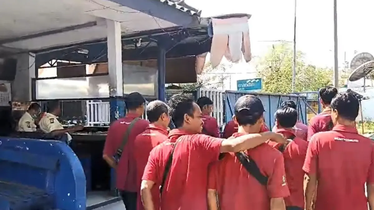 Sejumlah buruh PT SGS Jombang yang menolak PHK diminta meninggalkan area pabrik saat datang untuk bekerja. (Achmad RW/Radar Jombang)