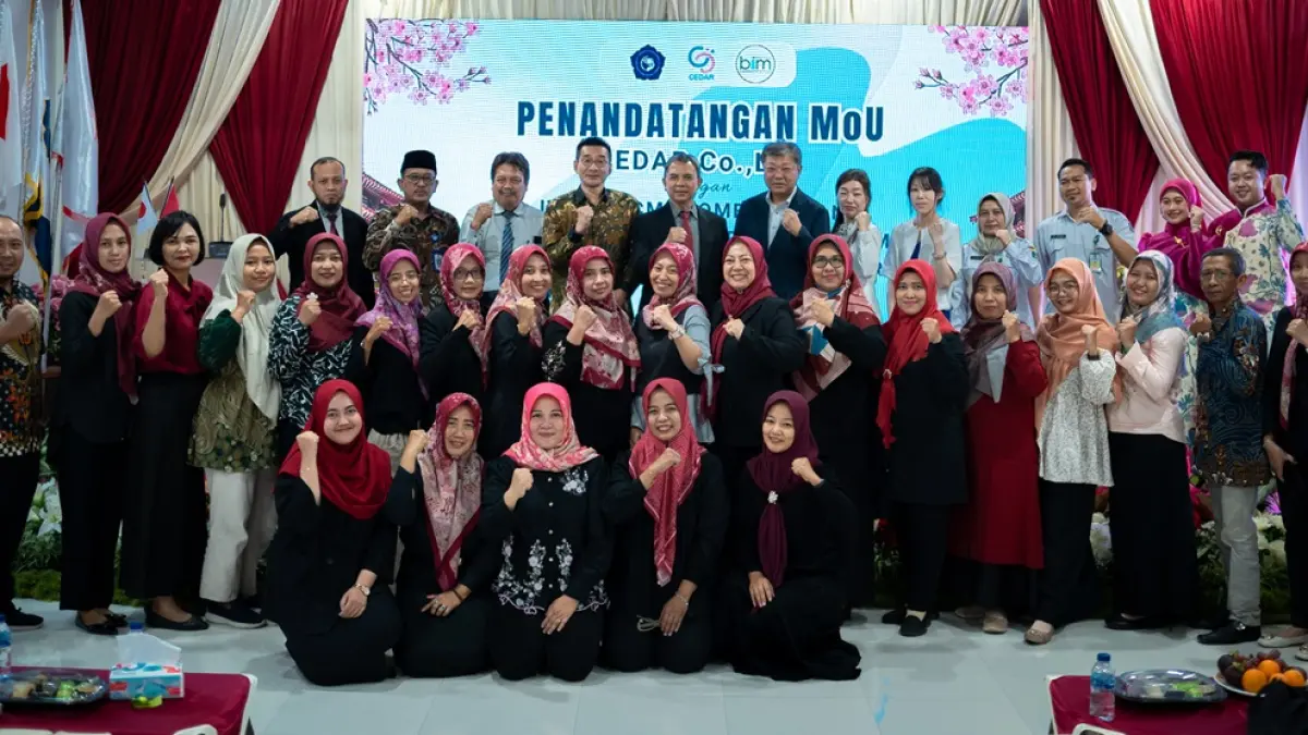 SINERGI: Peserta acara penandatanganan MoU dan peresmian kelas caregiver internasional SMK BIM Jombang. (Dwi Aris/Radar Jombang)