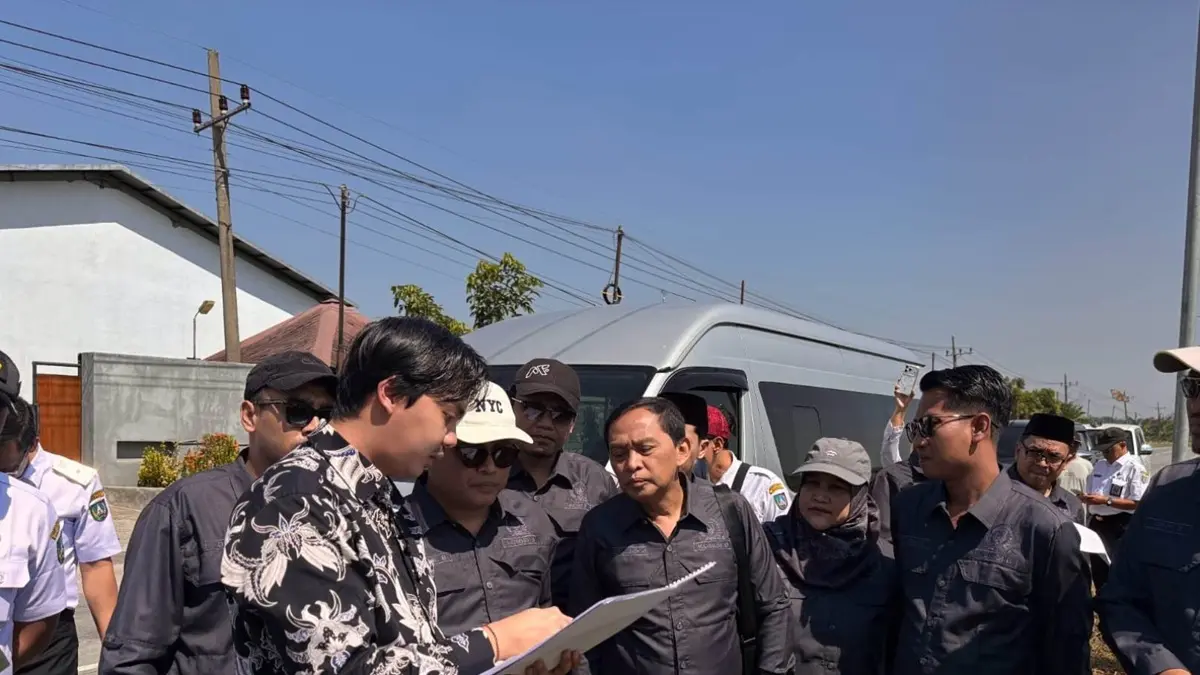 CEK LOKASI: DPRD Jombang bersama Pemkab Jombang dan PT Java Fortis turun gunung bersama ke Kawasan Industri Utara Brantas, Kamis (2/7). (Achmad RW/Radar Jombang)