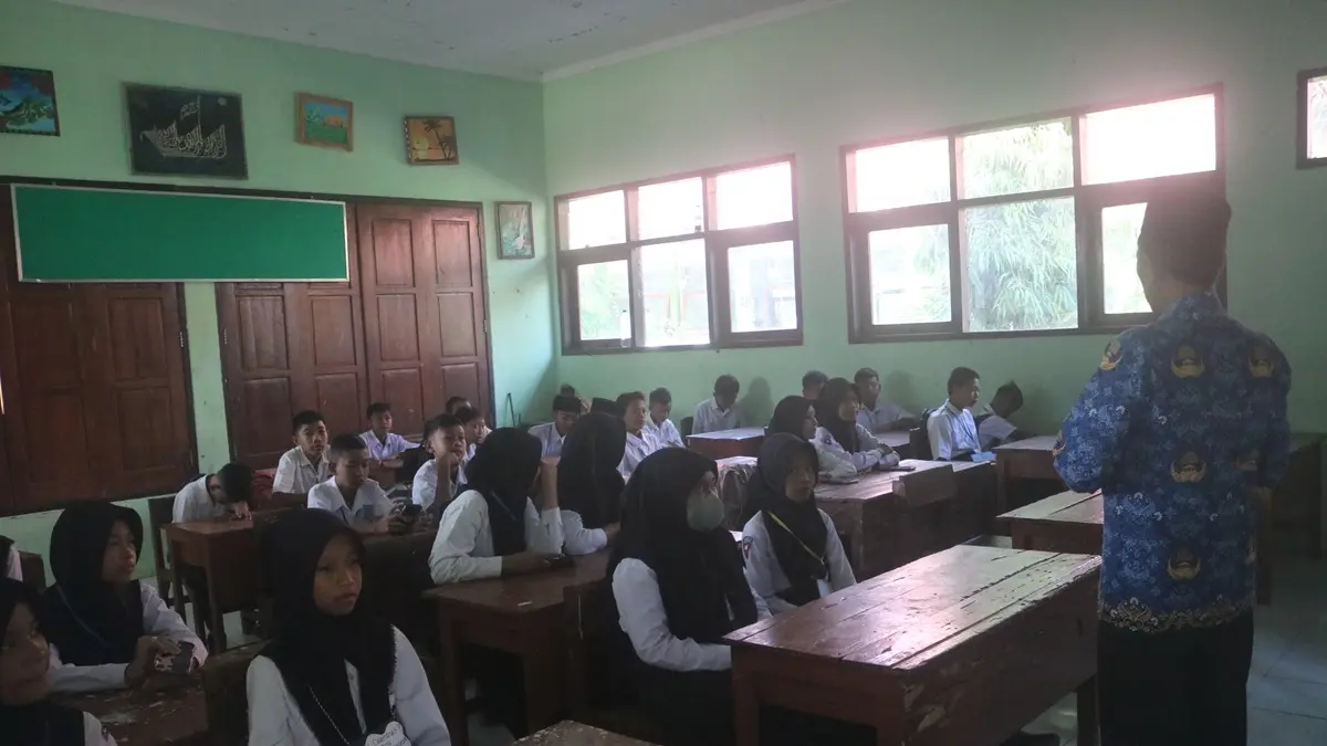 FOKUS: Siswa SMPN 1 Megaluh, Jombang saat mengikuti pembelajaran. SMPN 1 Megaluh satu-satunya yang mendapat tambahan siswa pada tahap pemenuhan pagu. (Wenny Rosalina/Radar Jombang)
