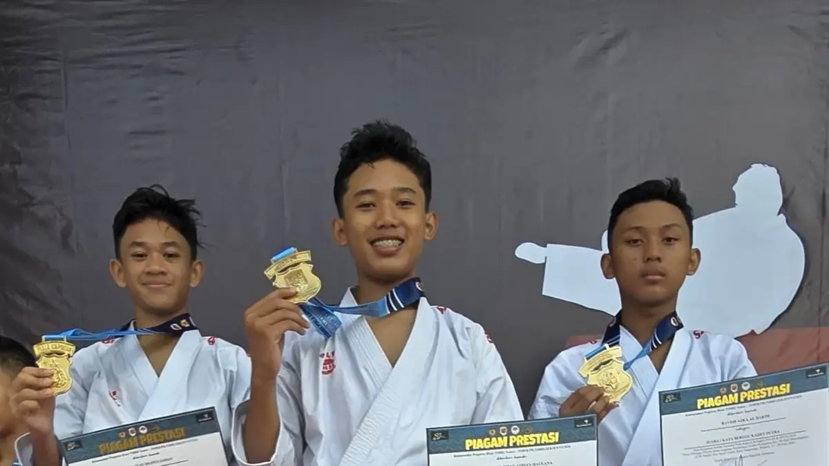 JAGOAN: Tim kata beregu kadet putra, Zidan, Aska, dan Dastan, karateka Jombang yang meraih emas kejuaraan karate Piala Kapolri di, Kota Tangerang, Kamis-Minggu (25–28/7). (Wenny Rosalina/Radar Jombang)