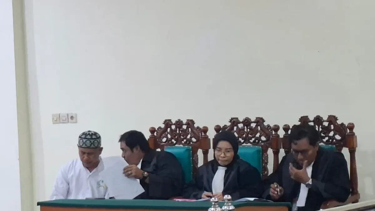 Terdakwa Suwarno, 46, mengaku nekat menghabisi nyawa bibinya lantaran mendapat bisikan gaib. (Achmad RW/Radar Jombang)