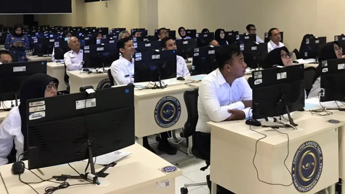 TERTIB: Puluhan ASN mengikuti penilaian potensi dan kompetensi aparatur sipil negara (ASN) di Kantor Regional II BKN Surabaya, Sidoarjo, Kamis (2/7). (Anggi Fridianto/Radar Jombang)