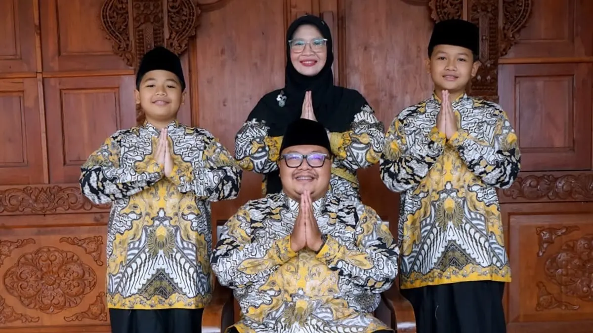 AKRAB: dr Nur Khamidah bersama suami dan anak-anaknya. (Wenny Rosalina/Radar Jombang)