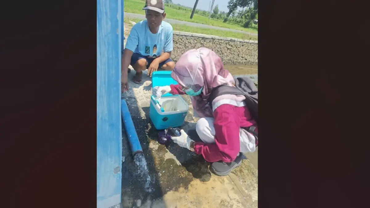 DICEK BERKALA: Petugas intensif melakukan pengecekan sumur SPAM di Jombang. (Ainul Hafidz/Radar Jombang)