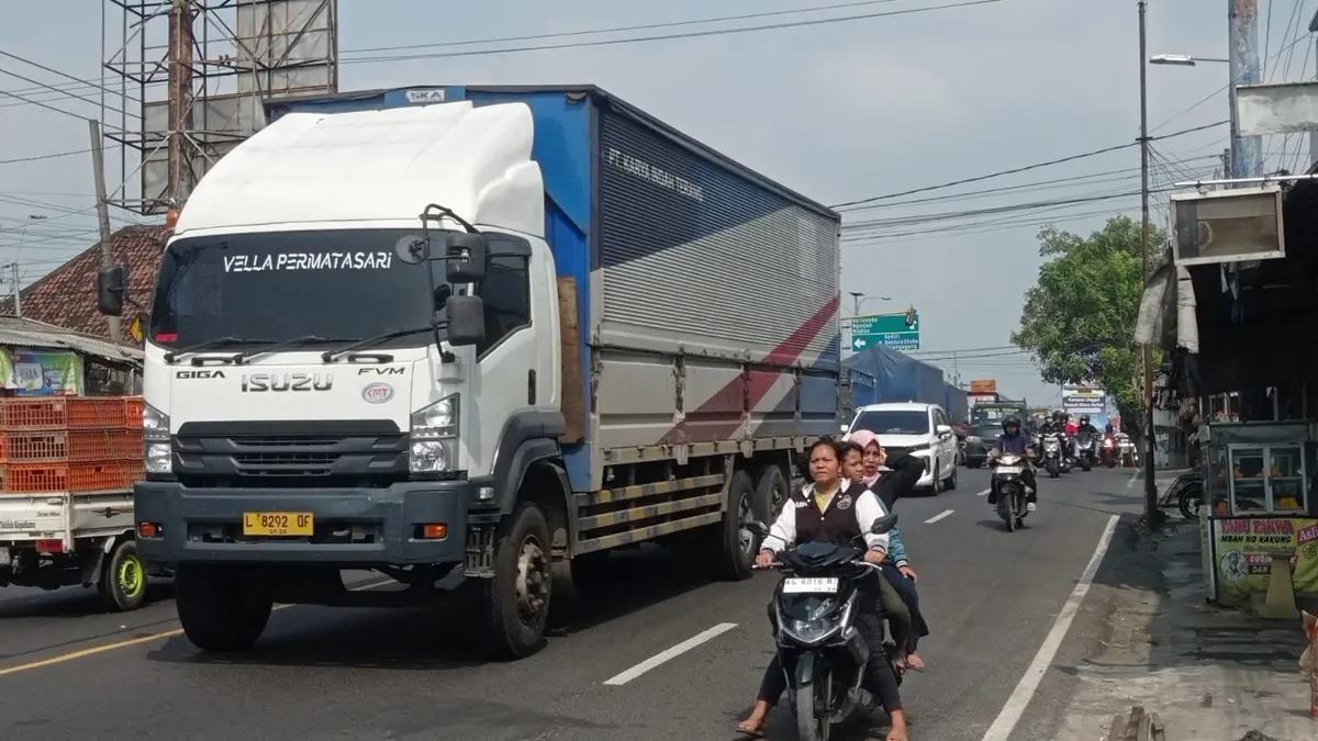 Jalur arteri di Kecamatan Bandarkedungmulyo, Jombang menuju Simpang Mengkreng. (Achmad RW/Radar Jombang)
