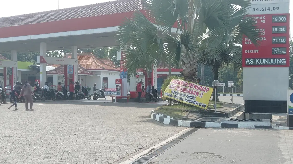 ANTRE: Pengendara roda dua antre isi BBM di SPBU jalan nasional tepatnya Desa Jatipelem, Kecamatan Diwek, Jombang. (Ainul Hafidz/Radar Jombang)