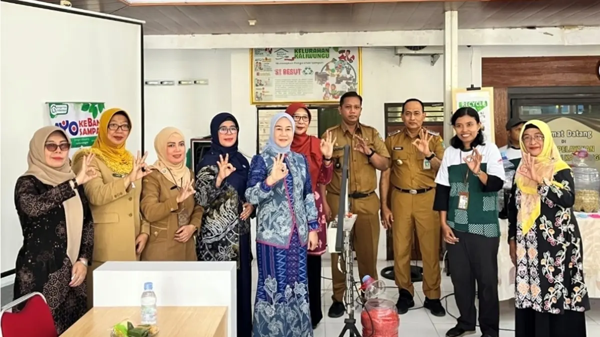 APRESIASI: Lurah Kaliwungu Ade Yudha Kusuma bersama Ketua Tim Penggerak PKK Kabupaten Jombang, Yuliati Nugrahani Warsubi, didampingi Ketua I TP PKK Ning Ema Erfina Salmanudin dan KSM Kaliwungu Lestari, Senin (29/6). (Anggi Fridianto/Radar Jombang)