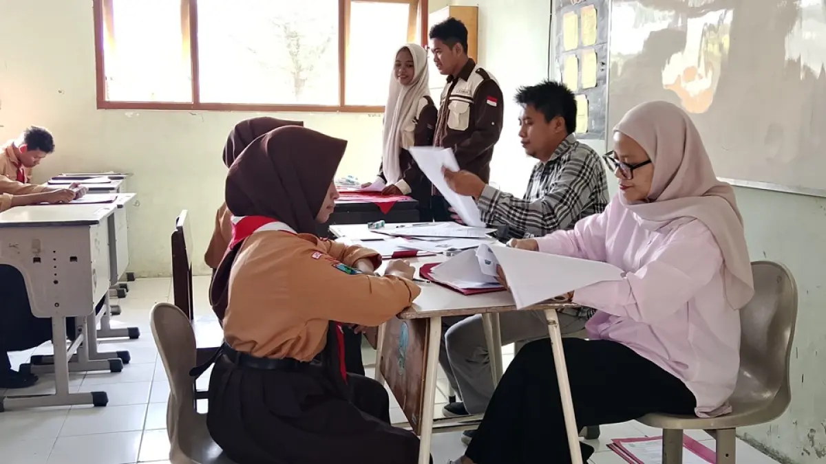 LANCAR: Calon siswa SMKN Kabuh, Jombang saat daftar ulang, Jumat, (3/7). (Wenny Rosalina/Radar Jombang)