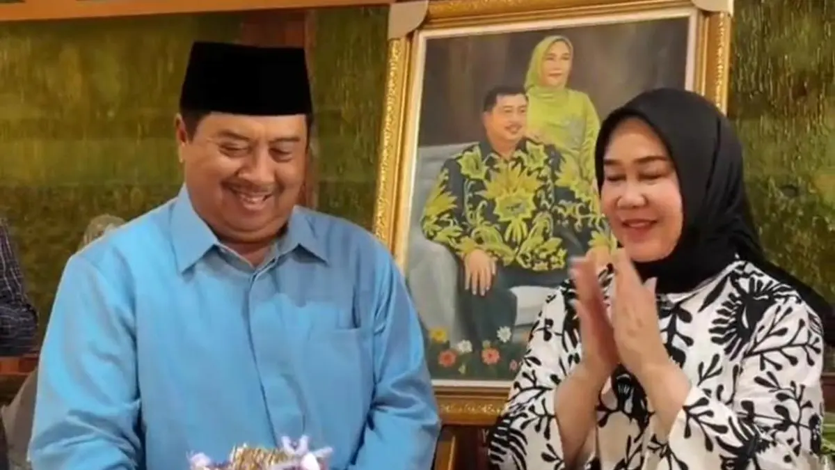 ROMANTIS: Bupati Warsubi memberikan kado ulang tahun kepada sang istri, Ny Yuliati Nugrahani Warsubi, di rumah pribadi Desa Mojokrapak, Tembelang, Jombang. (Azmy Endiyana/Radar Jombang)