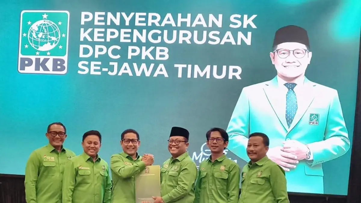 SAH: Ketua DPC PKB Jombang, Anas Burhani, saat menerima SK dari Ketua DPW PKB Jatim, Abdul Halim Iskandar, di Surabaya, Sabtu (4/7). (Azmy Endiyana/Radar Jombang)