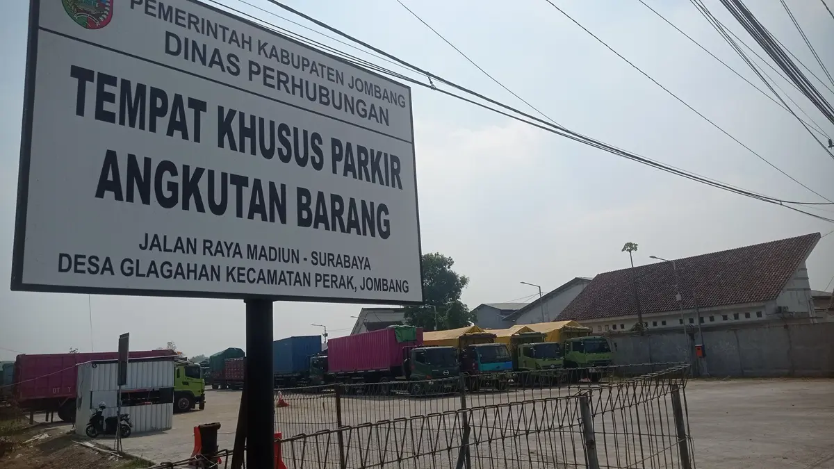 TERBATAS: Petugas berjaga di area parkir khusus angkutan barang Desa Glagahan, Kecamatan Perak, Jombang, (5/7). (Ainul Hafidz/Radar Jombang)