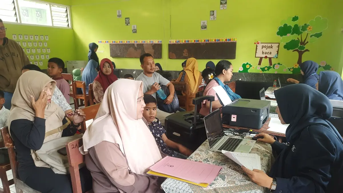 ANTUSIAS: Wali murid mendaftarkan siswa di SDN Jombatan 3 Kecamatan Jombang, (22/6). (Wenny Rosalina/Radar Jombang)