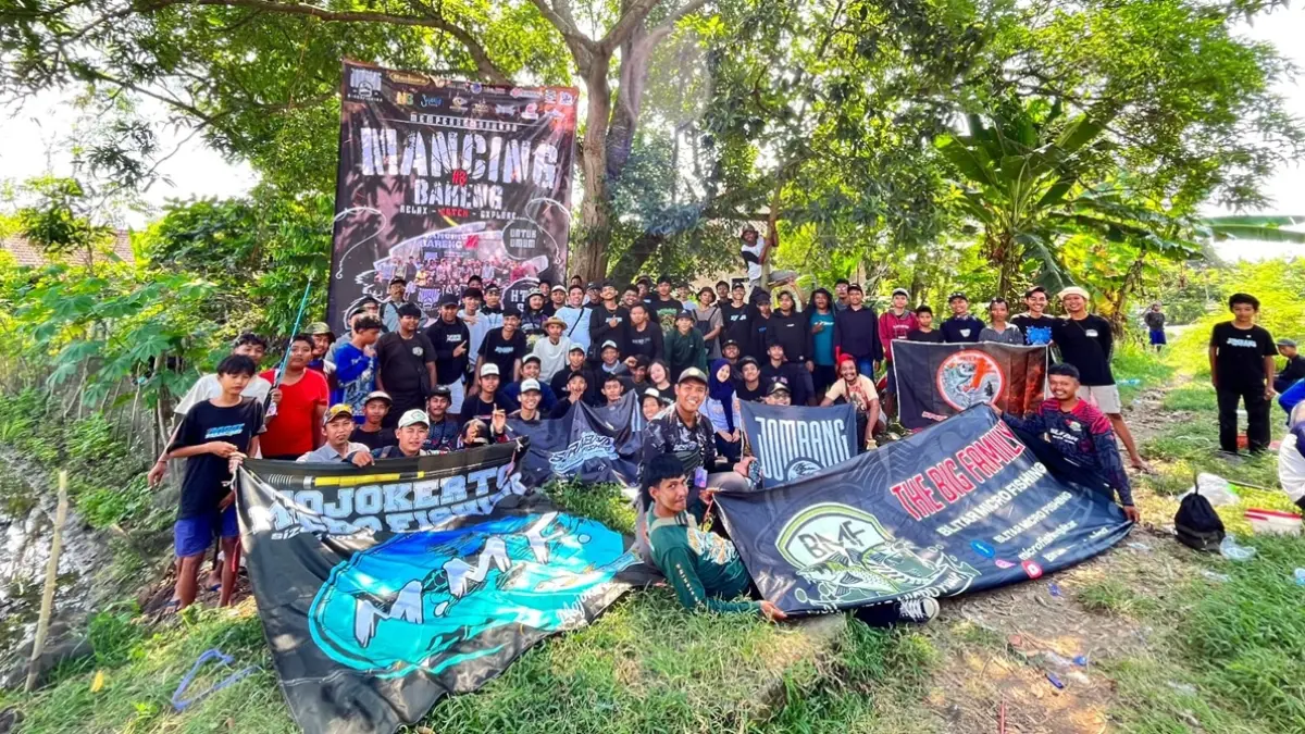 MERIAH: Peserta mabar lintas komunitas se-Jawa Timur di sungai Desa Tambar, Kecamatan Jogoroto, Jombang, Minggu (28/6). (Dwi Aris/Radar Jombang)