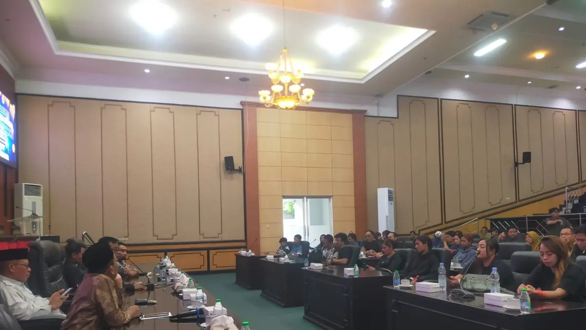 PERTANYAKAN: Komisi B DPRD Jombang melakukan RDP dengan puluhan PKL Gerdupapak Senin (6/7). (Azmy Endiyana/Radar Jombang)