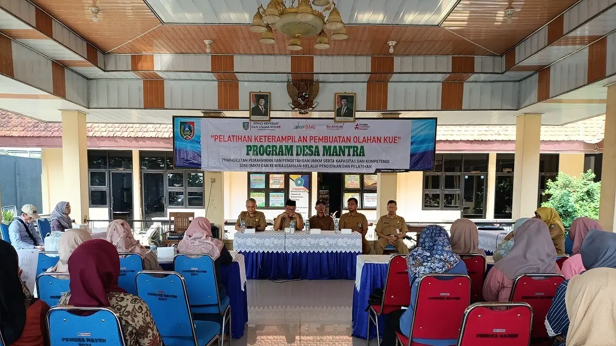 Program Desa Mantra Dinsos Jombang dengan menggelar Pelatihan Keterampilan Pembuatan Olahan Kue di Balai Desa Kayen, Kecamatan Bandarkedungmulyo, Senin-Selasa (6–7/7). (Wenny Rosalina/Radar Jombang)