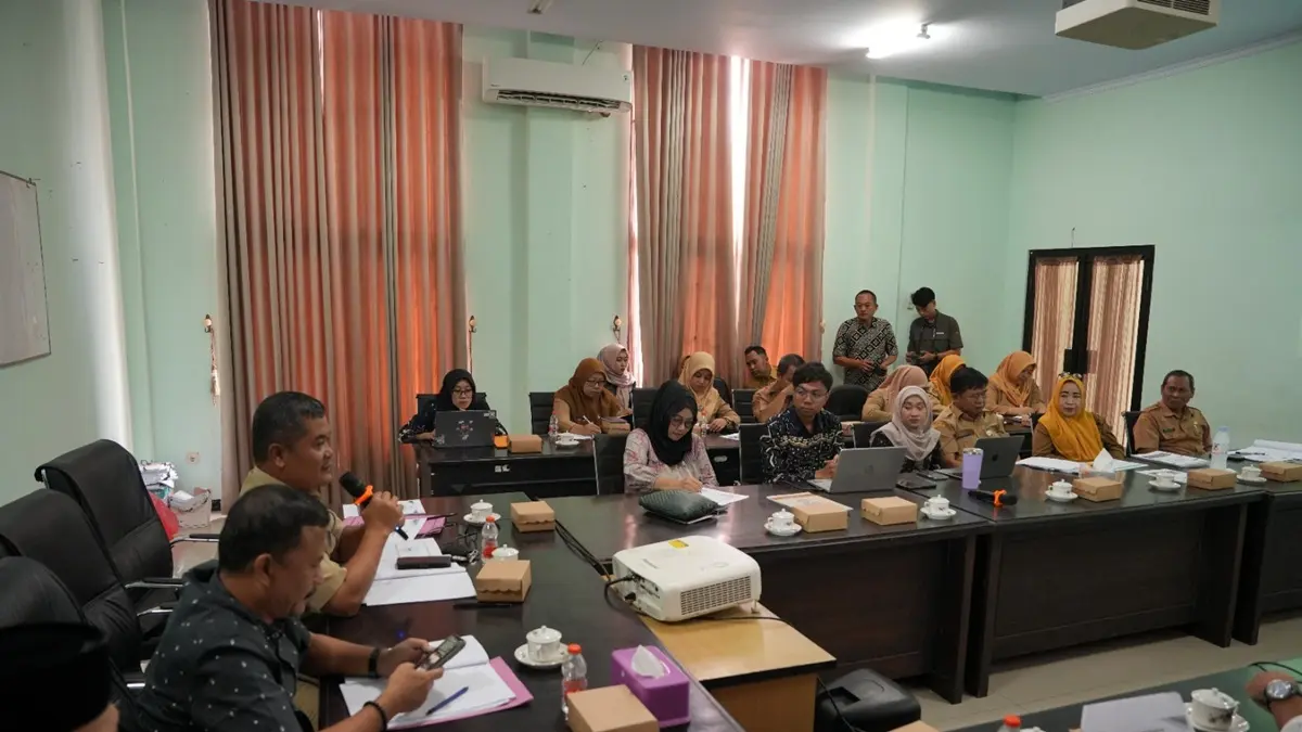 SERIUS: Bapemperda DPRD Jombang mengundang akademisi untuk membahas Raperda Penyelenggaraan Kearsipan, Senin (6/7). (Wenny Rosalina/Radar Jombang)