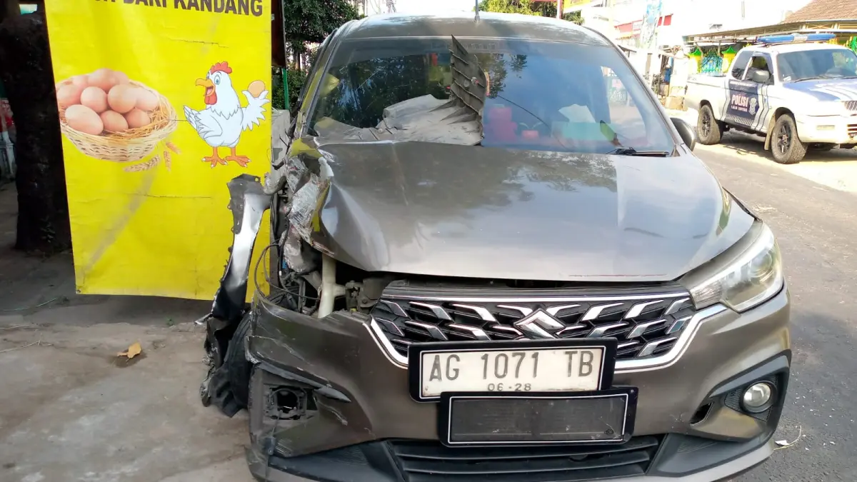 Kecelakaan yang melibatkan sebuah mobil Suzuki Ertiga dan truk Dyna terjadi di Jalan Raya Desa Bareng, Kecamatan Bareng, Jombang, Rabu (8/7). (Achmad RW/Radar Jombang)