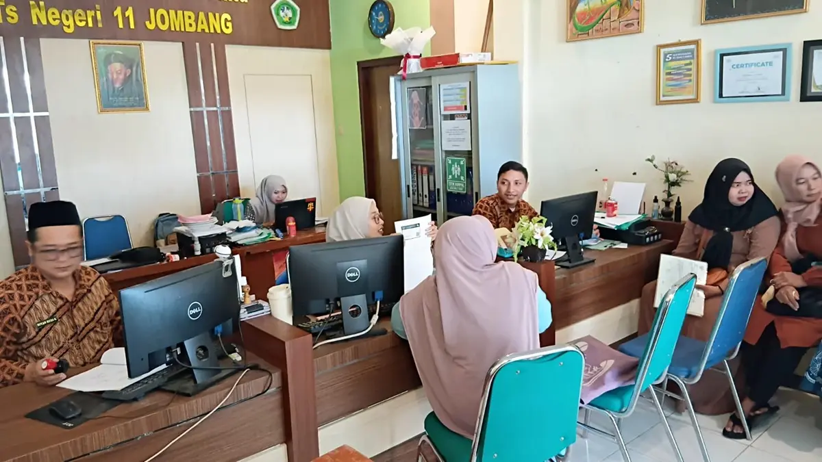 ANTRE: Wali murid saat mendaftarkan siswa di MTsN 11 Jombang (15/4). (Wenny Rosalina/Radar Jombang)