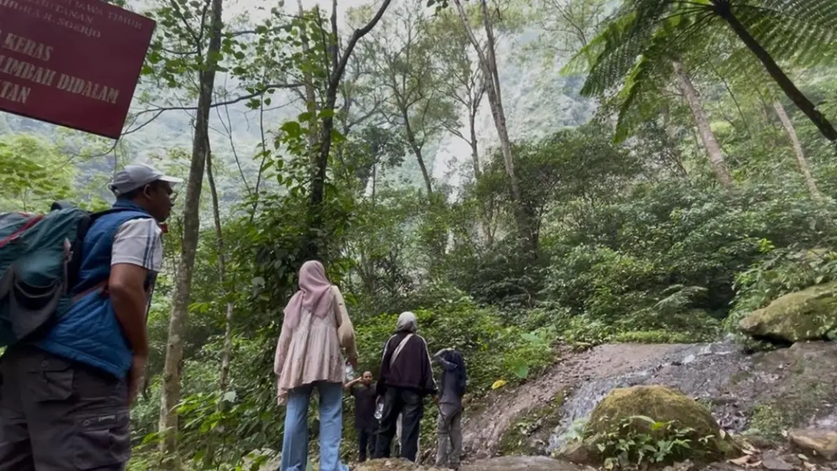 ANTUSIAS: Pengunjung saat menikmati keindahan air Terjun Tretes di Desa Galengdowo, Kecamatan Wonosalam, Jombang, Minggu (5/7). (Anggi Fridianto/Radar Jombang)