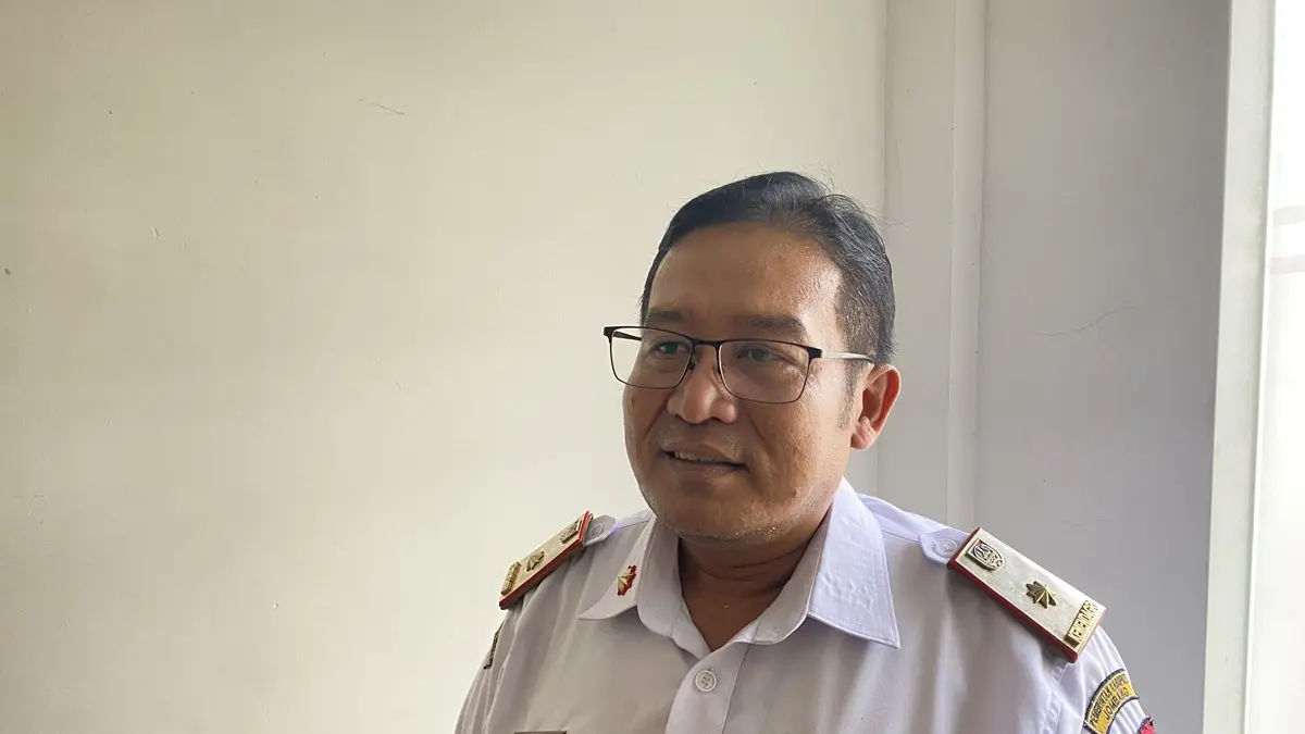 Asisten Administrasi Umum Setdakab Jombang Syaiful Anwar usai memimpin audiensi terkait polemik pembangunan akses jalan menuju pabrik koper PT Jian You di Desa Gambiran, Kecamatan Mojoagung, Rabu (8/7). (Anggi Fridianto/Radar Jombang) 