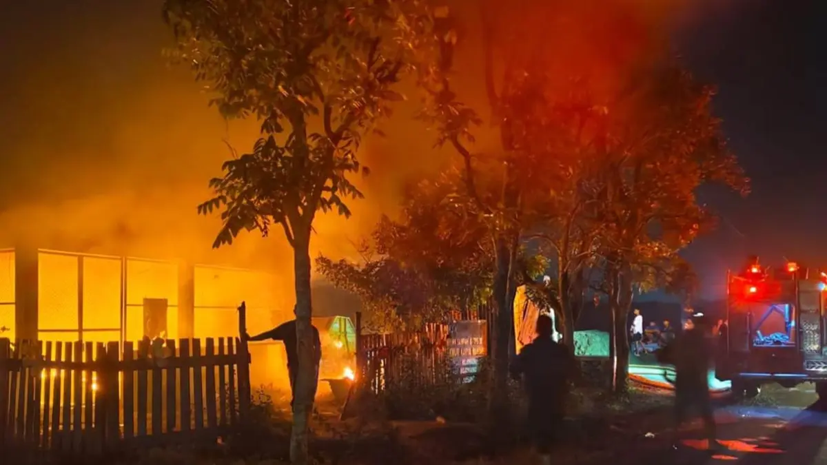 Bank Sampah milik Pemerintah Desa Mojowarno, Kecamatan Mojowarno, Jombang, ludes terbakar, Selasa (7/7) malam. (Achmad RW/Radar Jombang)