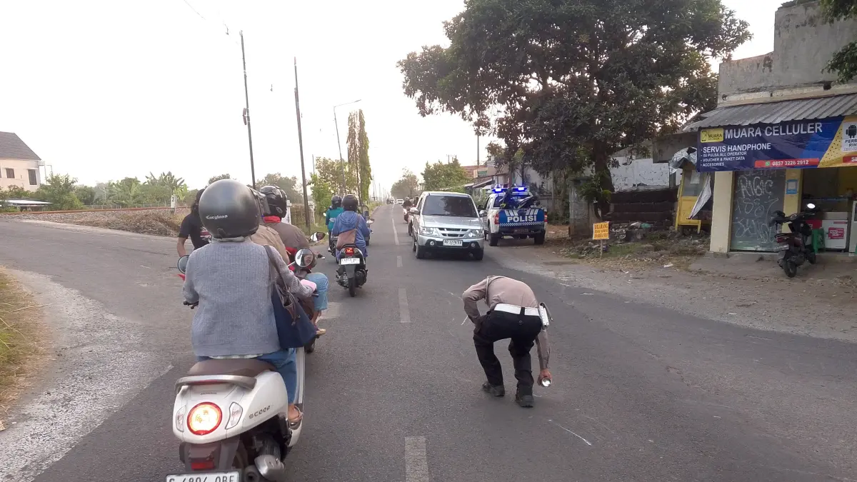 Kecelakaan maut terjadi di simpang empat jalan raya Desa Mlaras, Kecamatan Sumobito, Jombang, Kamis (9/7). (Achmad RW/Radar Jombang)