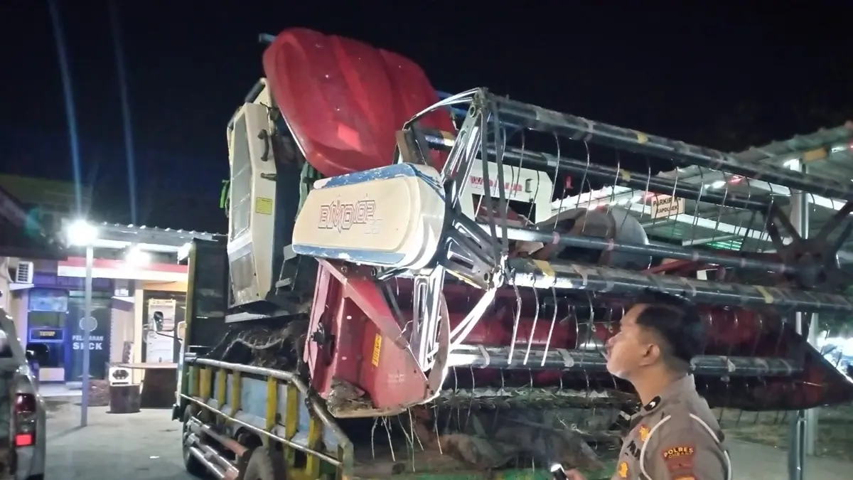 Kecelakaan maut terjadi di Jalan Raya Dusun Losari, Desa Kedungpapar, Kecamatan Sumobito, Jombang, Rabu (8/7). (Achmad RW/Radar Jombang)
