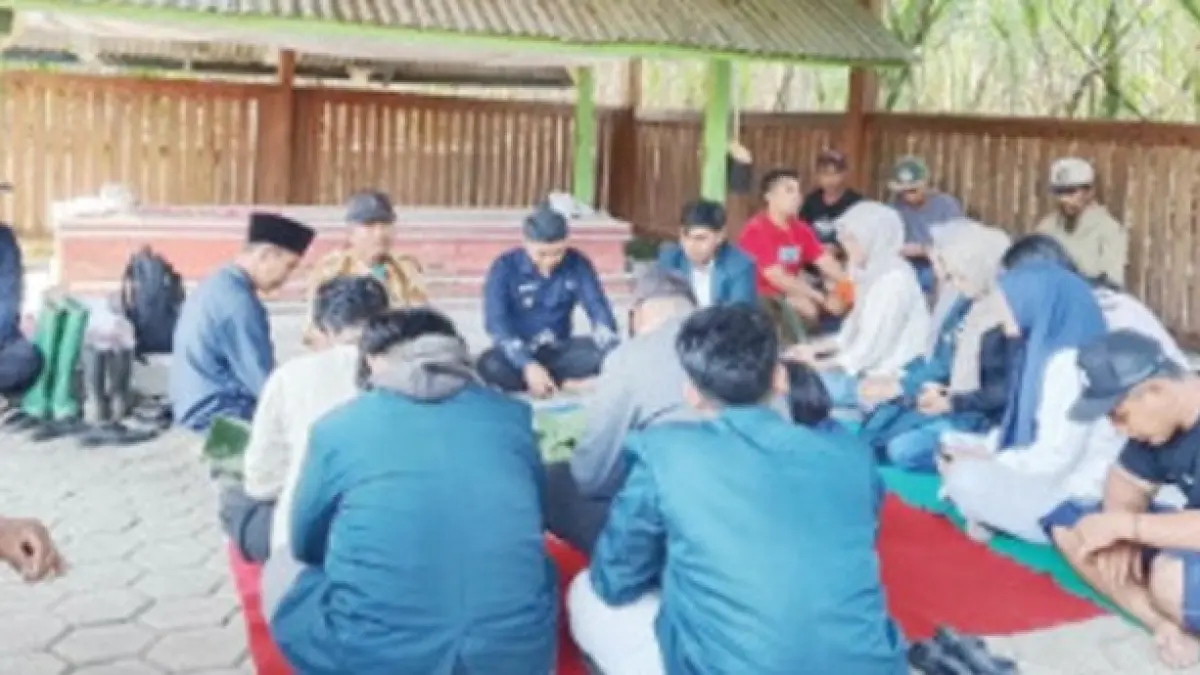KHUSYUK: Kepala Desa Ngampungan, Bareng, Jombang, Rohan memimpin doa di berbagai lokasi punden dalam rangkaian acara bersih desa, Rabu (17/6). (Dwi Aris/Radar Jombang)