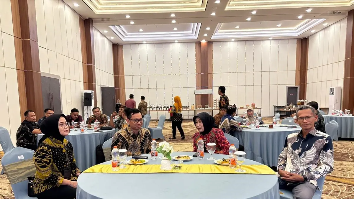 KOMPAK: Pimpinan Cabang Bank Jatim Jombang, Hanif Julhamsyah, bersama Kepala Dinas P dan K Jombang, Wor Windari, saat mengikuti kegiatan literasi keuangan di Azana Hotel, Selasa (7/7) malam. (Anggi Fridianto/Radar Jombang)