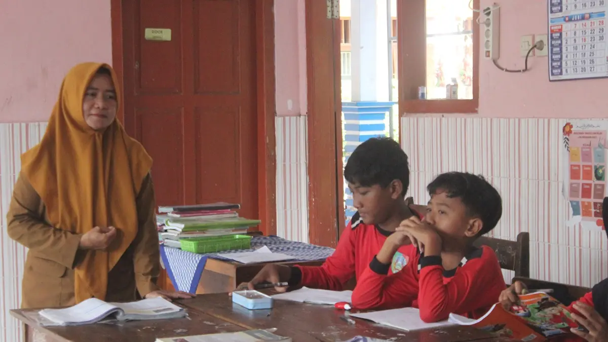 MENGISI KEKURANGAN: Kepala SDN Mojongapit 3, Zumaroh Is’adah, mengajar di kelas, (19/5), karena kekurangan guru. Kini Zumaroh telah dimutasi ke SDN Jombang 3 Kecamatan Jombang. (Wenny Rosalina/Radar Jombang)
