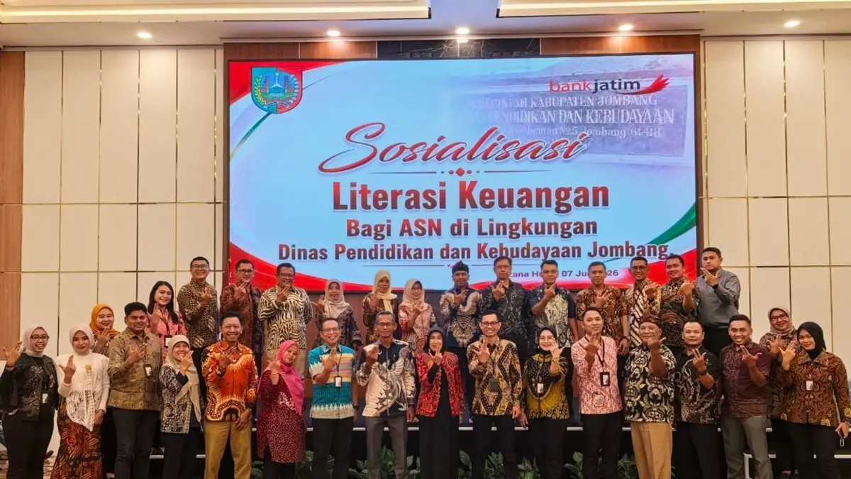 SINERGI: Pimpinan Cabang Bank Jatim Jombang, Hanif Julhamsyah, bersama Kepala Dinas P dan K Jombang Wor Windari, serta seluruh pegawai, (7/7). (Anggi Fridianto/Radar Jombang)
