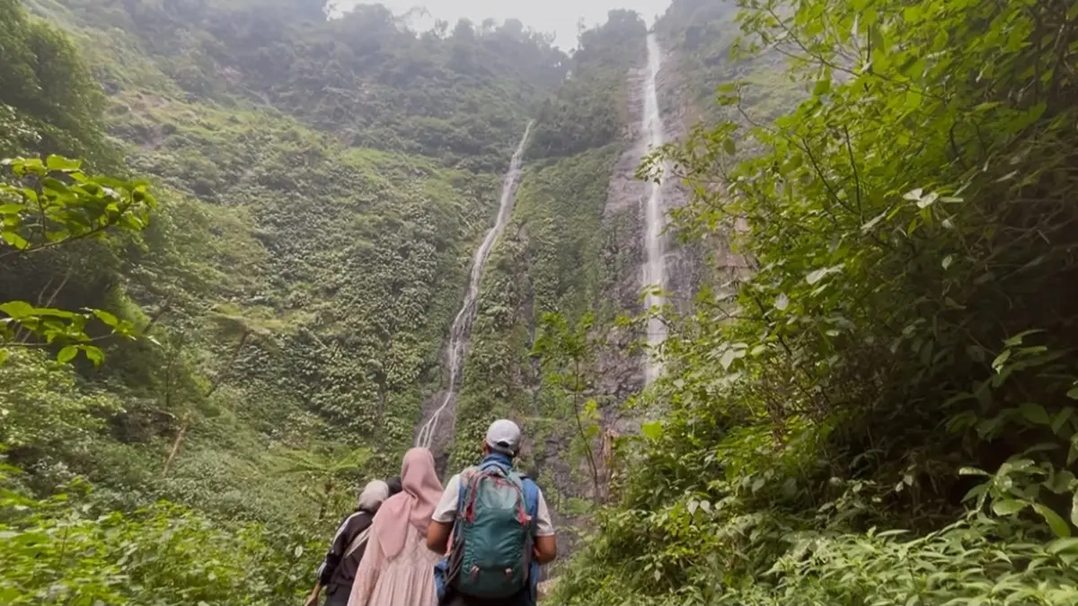 SWAFOTO: Pengunjung saat berswafoto di Air Terjun Tretes di Desa Galengdowo, Kecamatan Wonosalam, Jombang. (Anggi Fridianto/Radar Jombang)