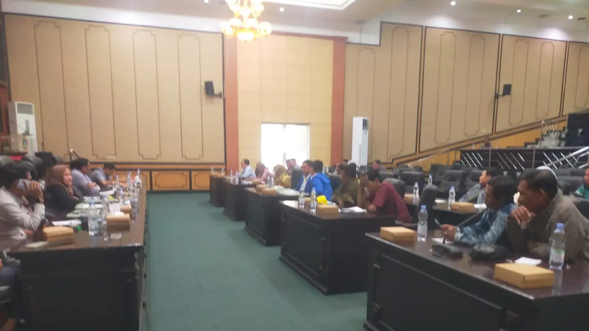 DIALOGIS: Komisi B DPRD Jombang saat melakukan RDP dengan peternak, Kamis (9/7). (Azmy Endiyana/Radar Jombang)