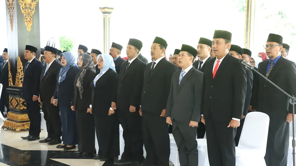 DILANTIK: Bupati Jombang Warsubi melantik 81 pejabat di lingkup Pemkab Jombang, (9/7). (Anggi Fridianto/Radar Jombang) 