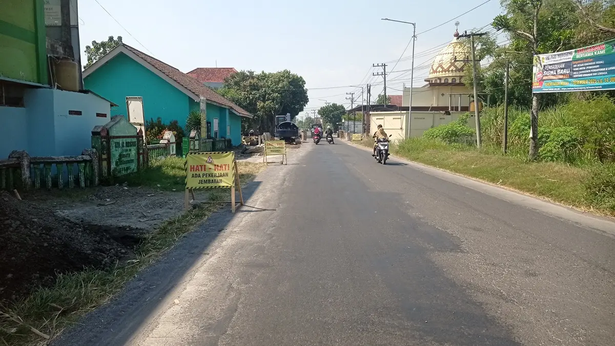 MENYEMPIT: Jembatan di ruas Desa Menganto, Kecamatan Jogoroto, Jombang yang dilebarkan. (Ainul Hafidz/Radar Jombang)