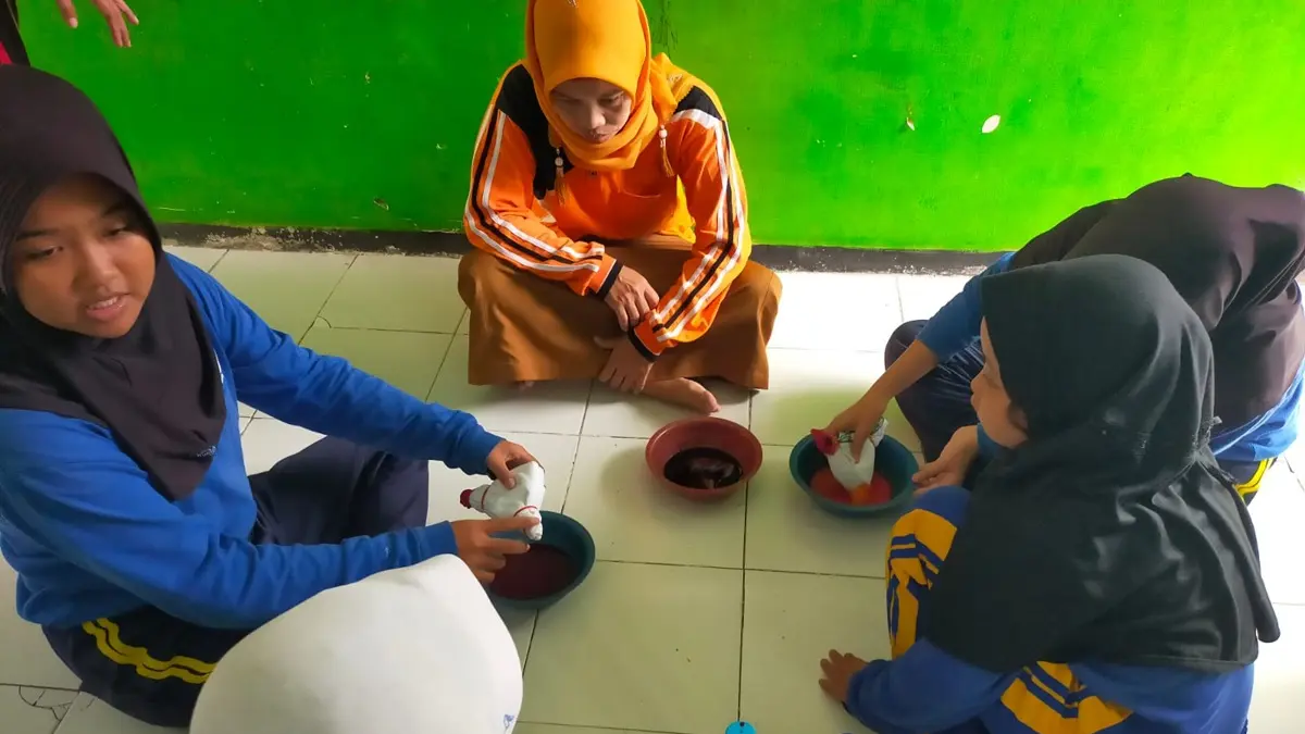 SERU: Siswa SDN Jombatan 1 Kecamatan Jombang saat mengikuti kegiatan pembelajaran praktik membuat batik Mei lalu. (Wenny Rosalina/Radar Jombang)