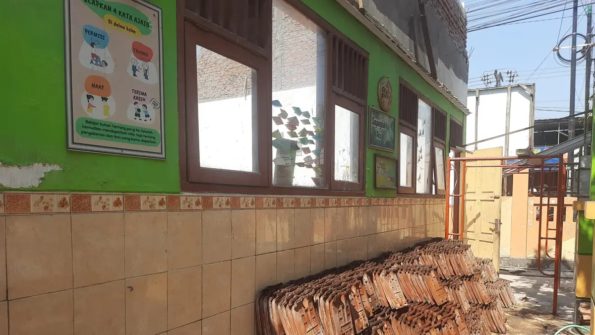 TRANSPARAN: Rehabilitasi ruang kelas di SDN Jarak 1 Kecamatan Jogoroto, Jombang kini masih berlangsung, Kamis (9/7). (Wenny Rosalina/Radar Jombang)
