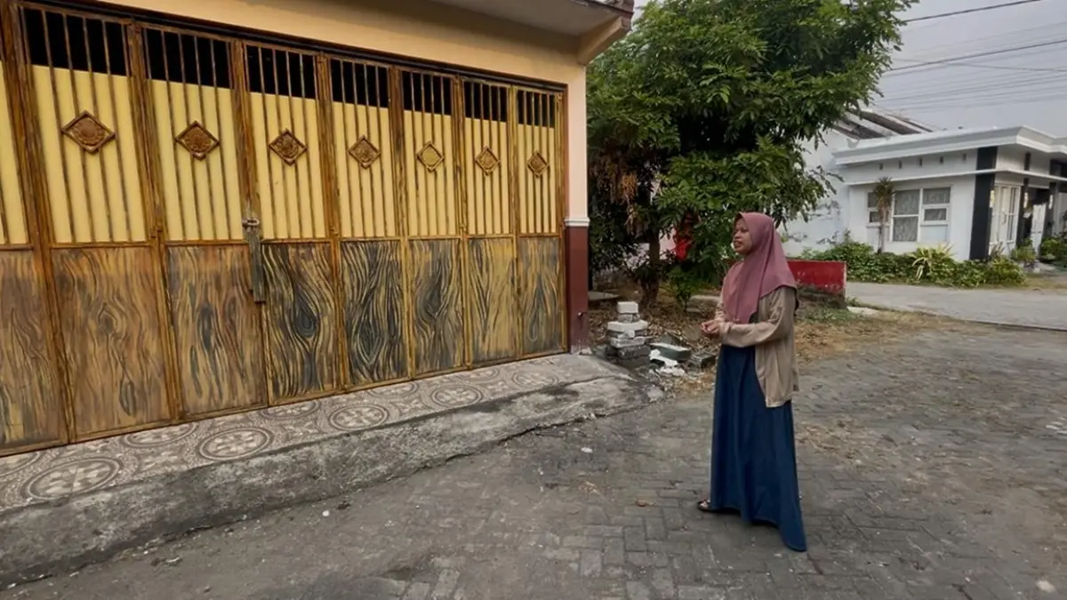 DIBURU: Sejumlah warga di Tambakberas, Desa Tambakrejo, Kecamatan Jombang yang menyediakan penginapan menunjukkan lokasi yang akan disewakan ke muktamirin, (9/7). (Anggi Fridianto/Radar Jombang)