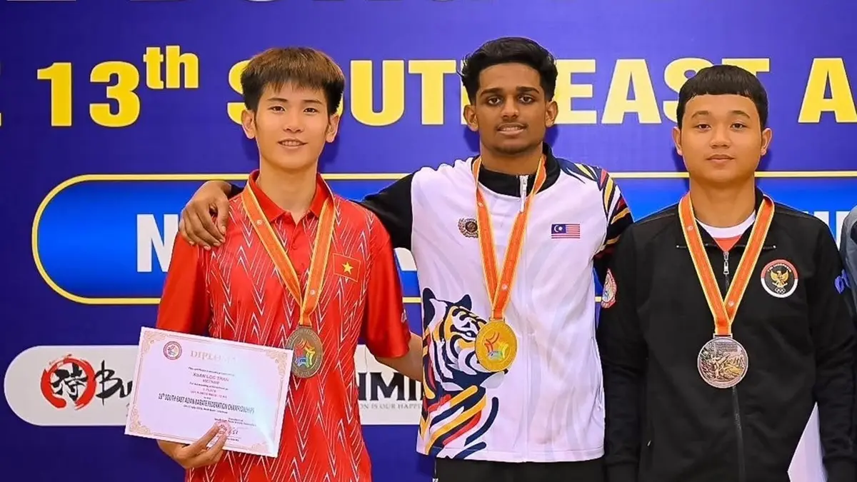 MEMBANGGAKAN: Firman Adi Nugraha (paling kanan), karateka Jombang juara tiga SEAKF Championship di Ninh Binh, Vietnam, (9/7).